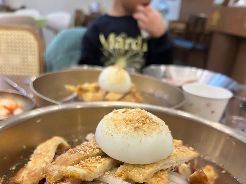 진주냉면 먹는 아이