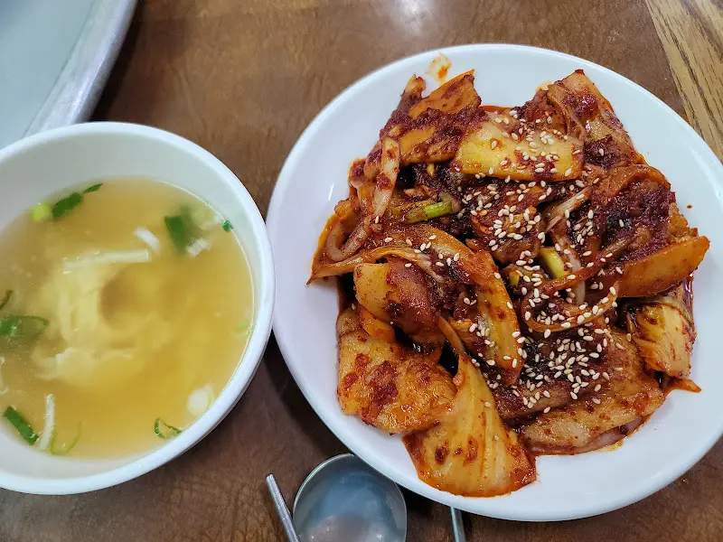 제육볶음과 곁들임 국물