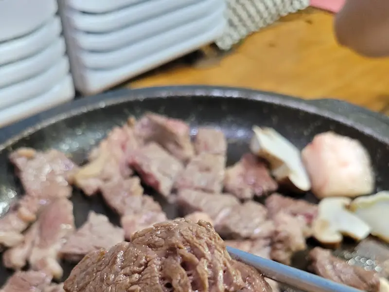 소고기 굽는 모습