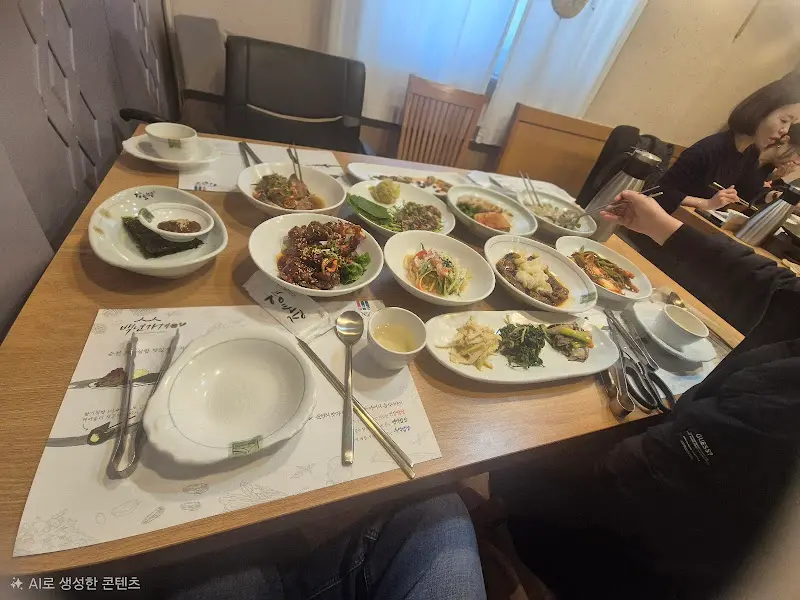 푸짐하게 차려진 한상차림