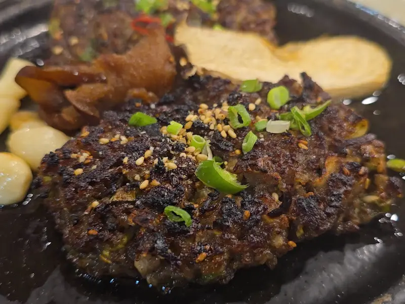 윤기가 흐르는 떡갈비