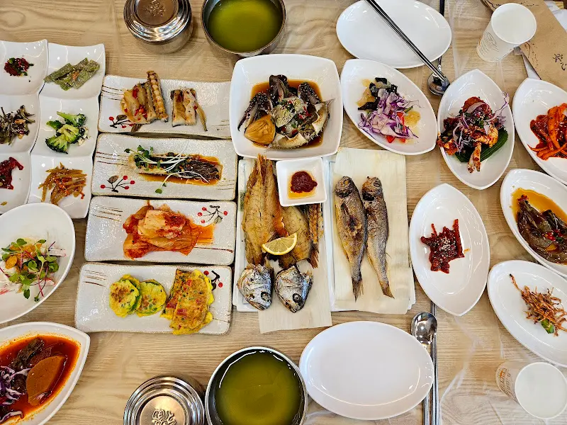 다양한 생선 요리와 밑반찬