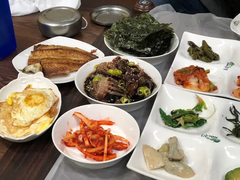 다양한 반찬들이 정갈하게 담겨 나온 모습