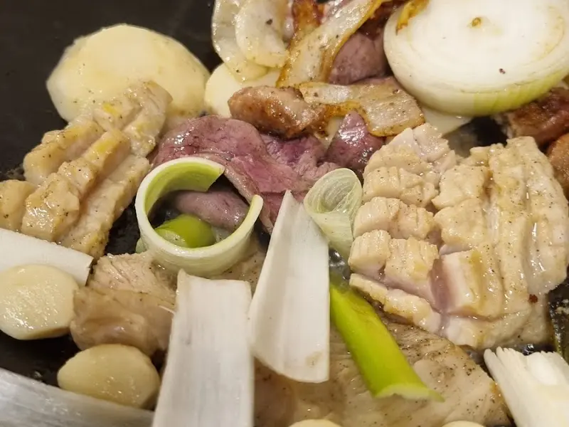 곱창 기름에 구워진 양파와 감자