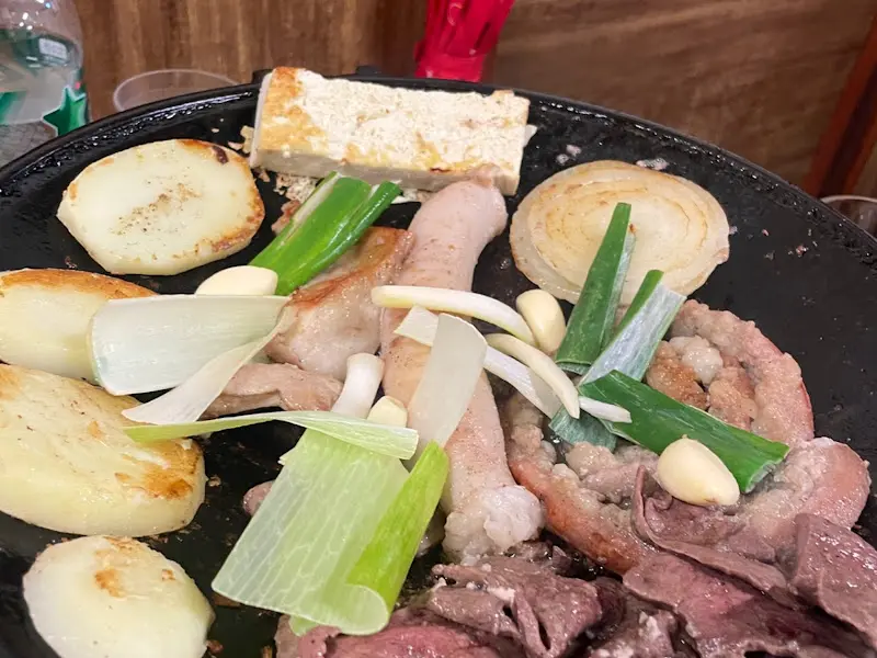 곱창과 함께 구워진 감자, 양파, 떡