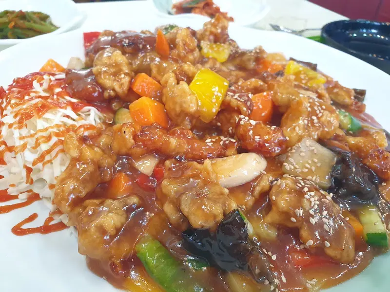 케첩 소스가 뿌려진 탕수육