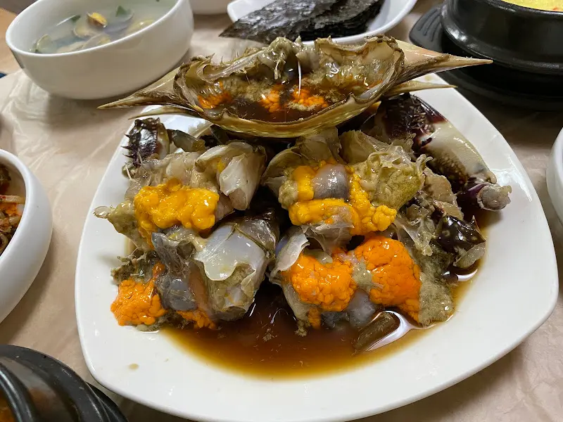 접시에 담겨 있는 간장게장