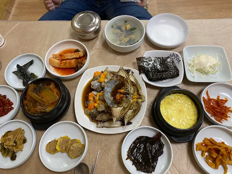 간장게장과 다양한 밑반찬