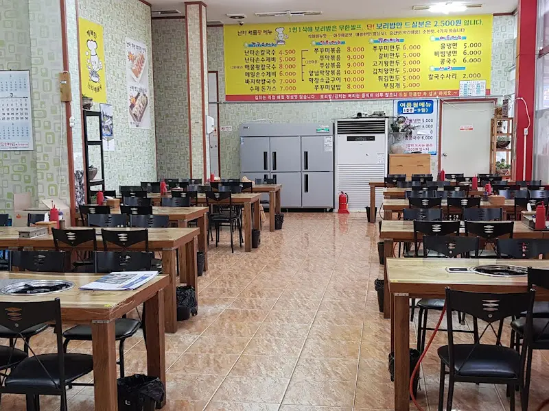 왕칼국수 내부2