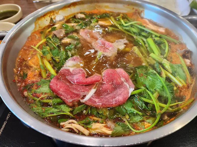 얼큰한 국물에 샤브샤브
