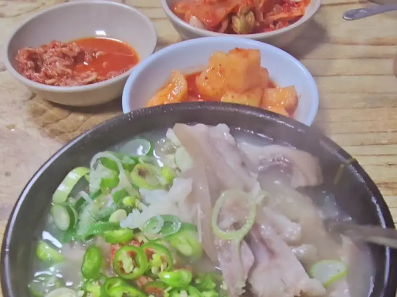 돼지국밥에 청양고추를 넣어 먹는 모습