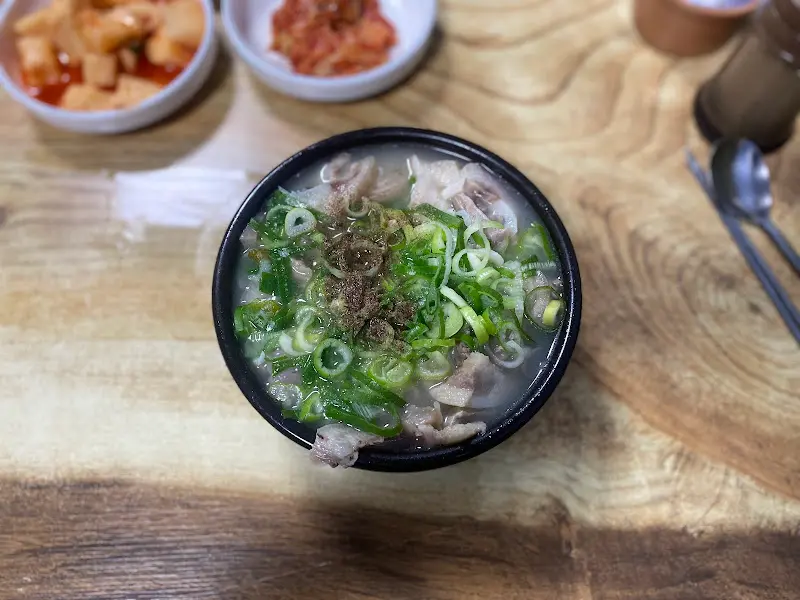 테이블 위에 놓인 돼지국밥과 후추