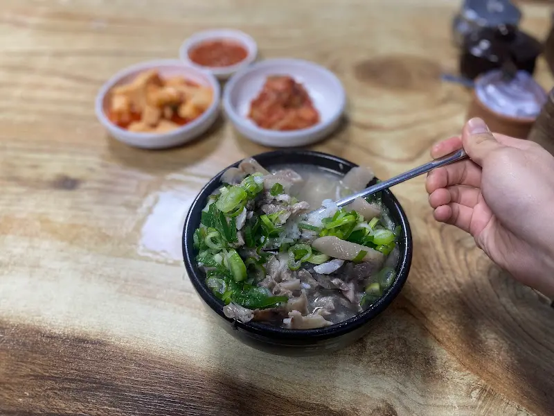 숟가락으로 국밥을 뜨는 모습