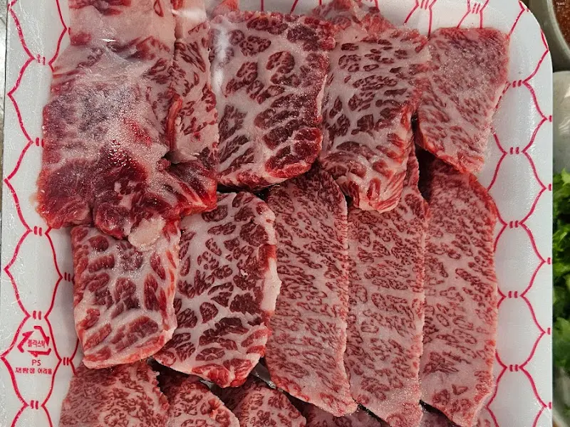마블링이 환상적인 뚜레한우 꽃갈비살