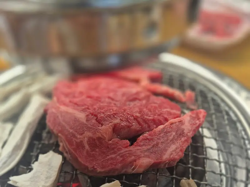 숯불 위에서 맛있게 익어가는 채끝살