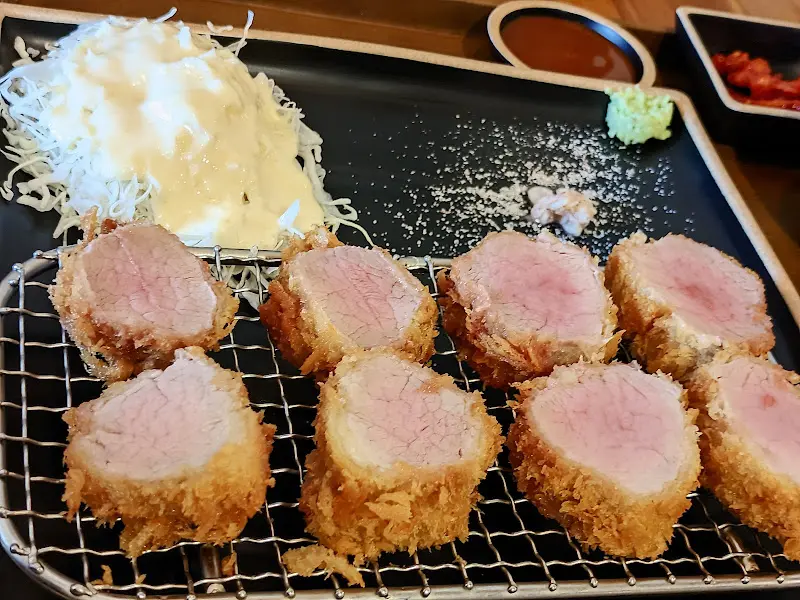 정갈하게 차려진 안심 카츠 정식 한 상