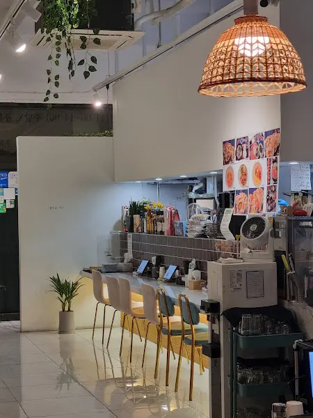 깔끔한 분위기의 바 테이블