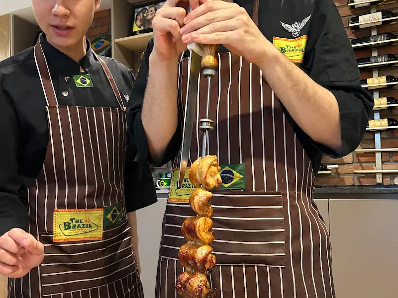 슈하스코를 손질하는 모습