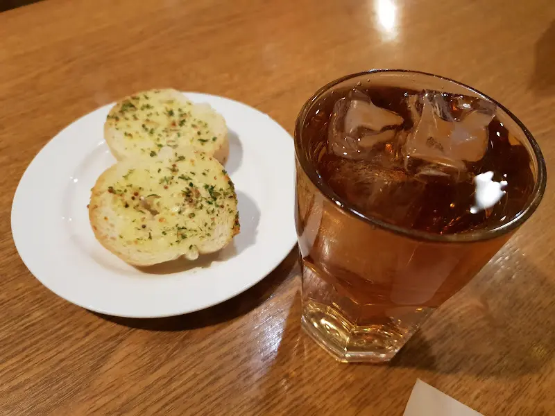 갈릭 브레드와 음료