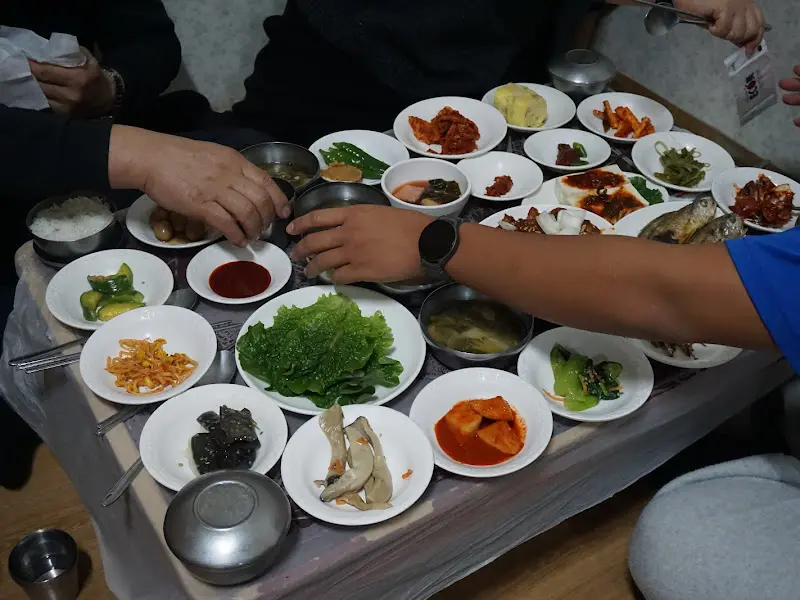 한 상 가득 차려진 반찬