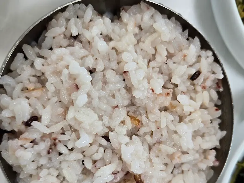 윤기가 흐르는 밥