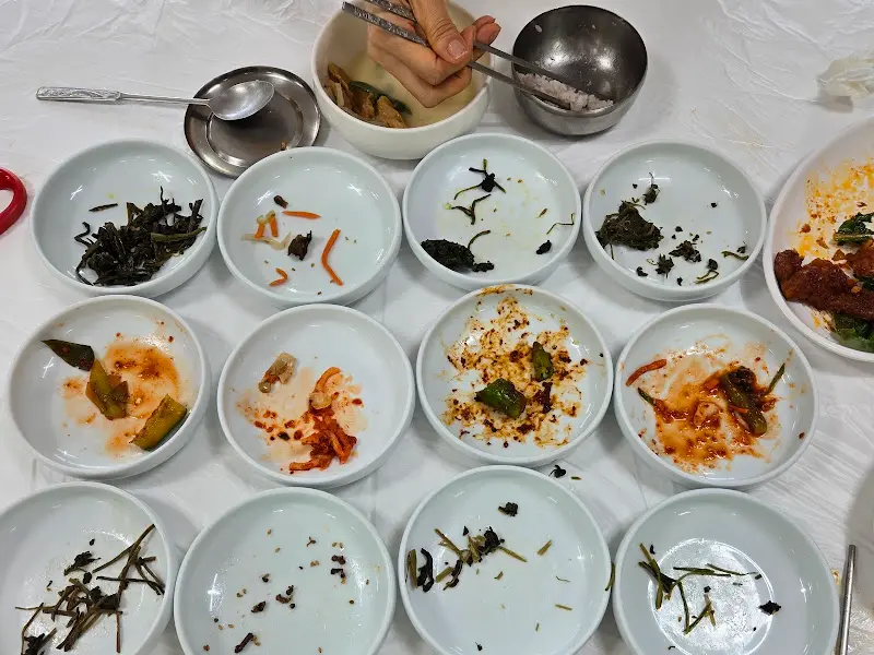 깨끗하게 비워진 접시들