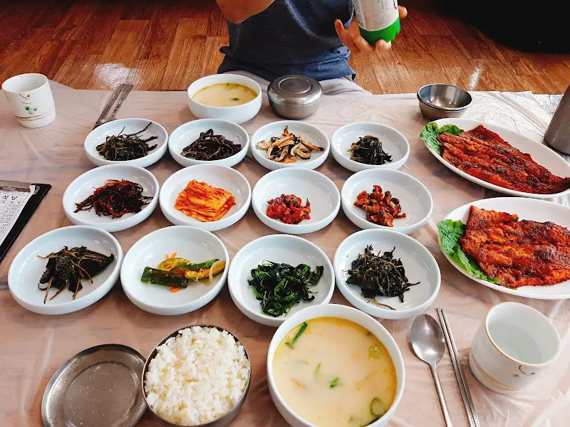 다양한 반찬과 밥, 국