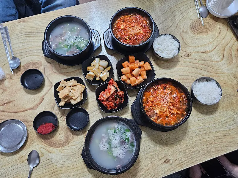 육개장과 밑반찬 한 상 차림