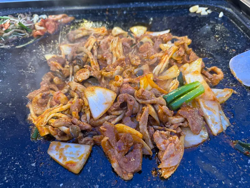 오리 양념구이와 콩나물, 김치의 조합