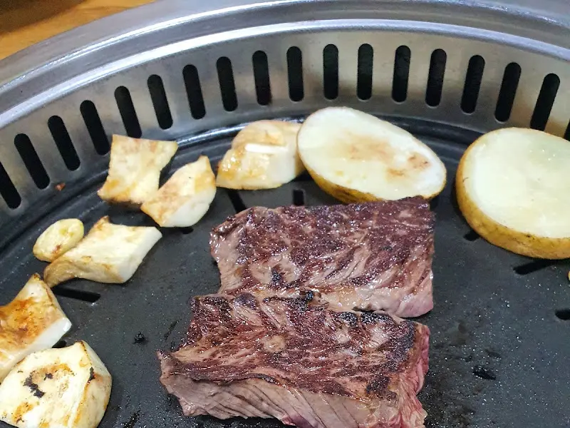 숯불 위에 구워지는 소고기와 감자, 버섯