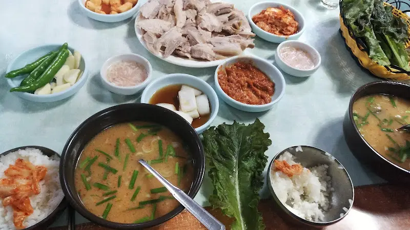 다양한 종류의 밑반찬들