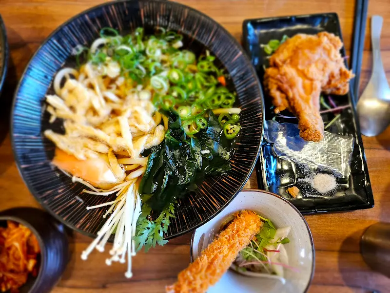 다채로운 고명이 인상적인 열두알우동