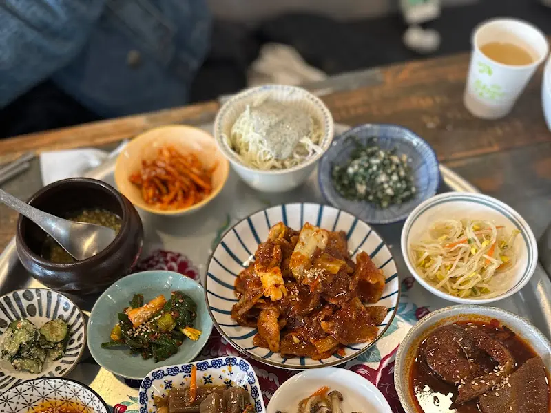 다양한 반찬과 밥