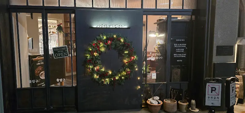 예쁜 크리스마스 리스가 걸린 입구