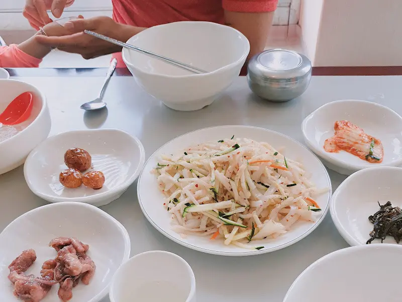 오징어무침과 곁들임