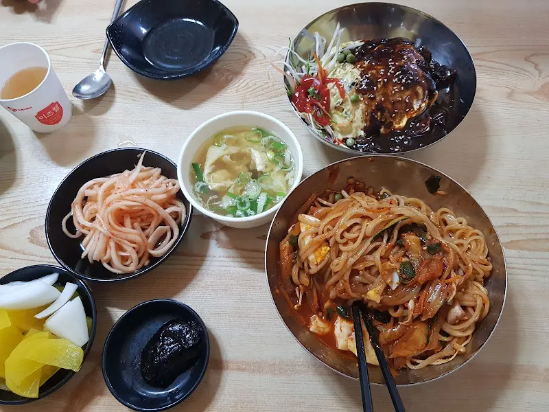 다채로운 반찬들