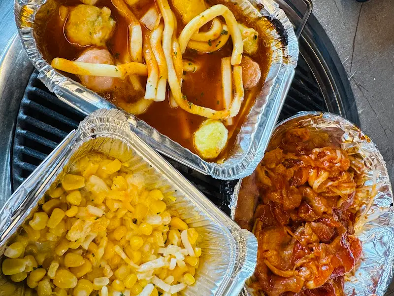 콘치즈, 떡볶이, 김치전 등 다양한 곁들임 메뉴