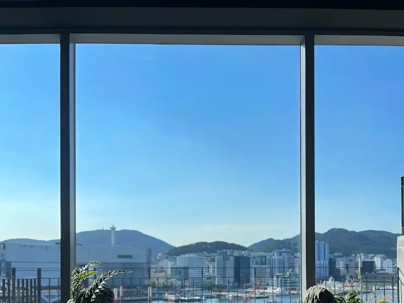 탁 트인 통유리창 밖으로 보이는 부산 시내