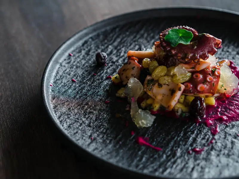 예술 작품 같은 비주얼의 요리