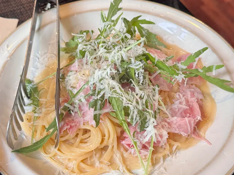 섬세한 플레이팅이 돋보이는 잠봉뵈르 파스타