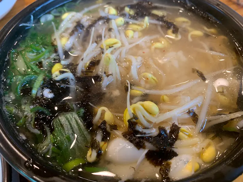 푸짐한 콩나물국밥 한 그릇