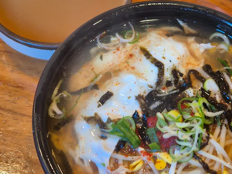 콩나물국밥의 풍성한 고명