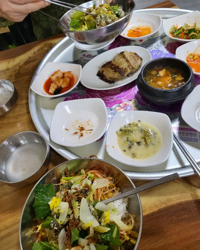 보리밥을 맛있게 비비는 모습