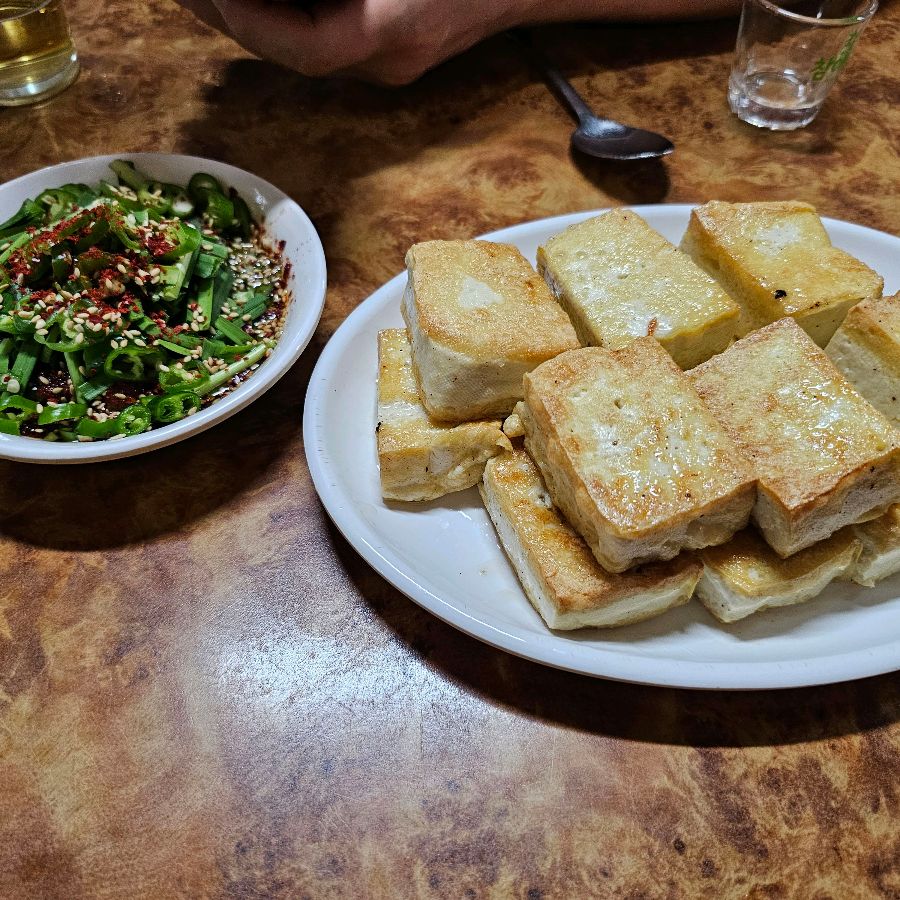 노릇노릇 구워진 두부부침