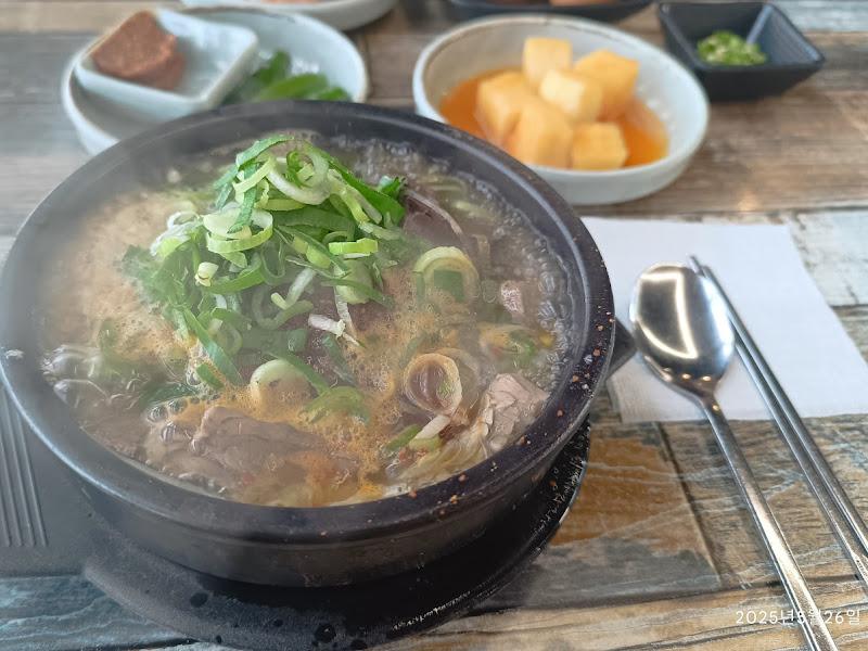 해장국과 반찬의 조화