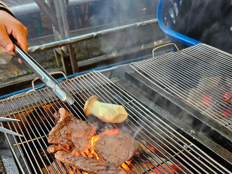 숯불 위에서 익어가는 고기와 버섯