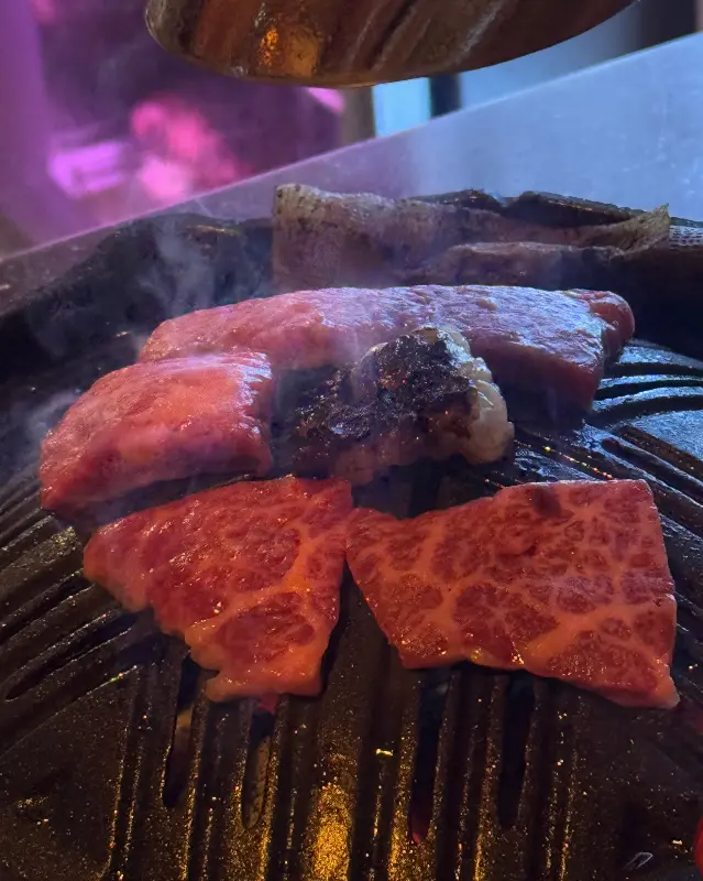 숯불 위에서 구워지는 와규