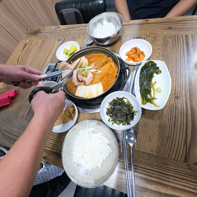 김치찜 자르는 모습