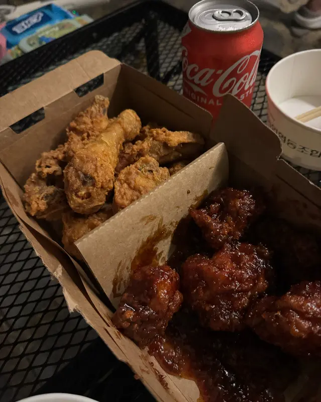 허니레드 반반 순살 치킨과 콜라