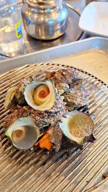 신선한 뿔소라 구이